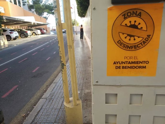 Cartel informativo, instalado en el acceso a una comunidad de vecinos de Benidorm, en el que se indica que la zona ha sido desinfectada.