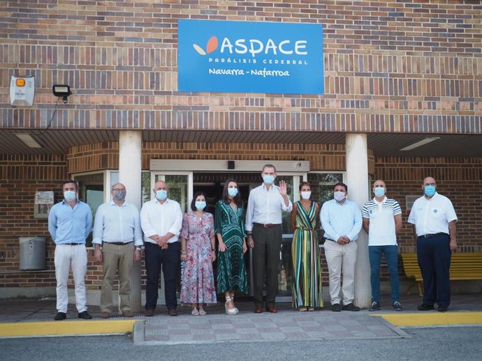 Los Reyes Don Felipe y Doña Letizia, con la presidenta de Navarra, María Chivite, y otras autoridades, durante su visita al centro Ramón y Cajal de Aspace.