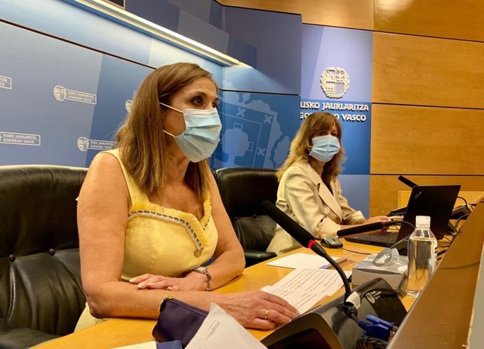 La consejera vasca de Trabajo, María Jesús San José, y la subdirectora de Inspección de Trabajo, Icíar González, en rueda de prensa en Bilbao