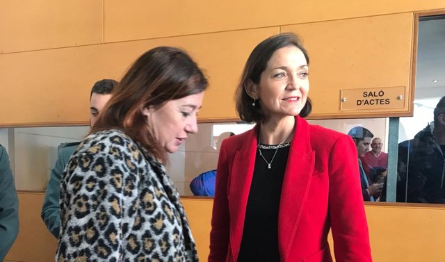 La ministra de Comercio, Industria y Turismo, Reyes Maroto, y Armengol