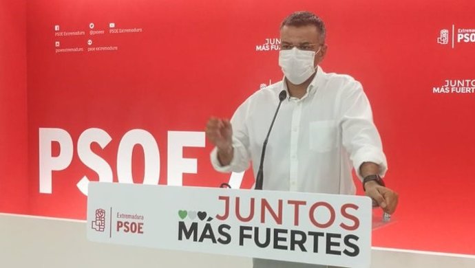 El portavoz del PSOE de Extremadura, Juan Antonio González, en rueda de prensa en Mrida