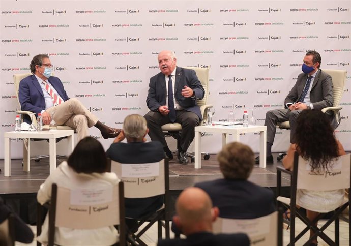 Jesús Aguirre (c.), este lunes durante su intervención en el desayuno informativo