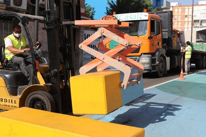 Comienza la retirada de los bloques de hormigón y maceteros de la calle Antonio Leyva del barrio Oliver.