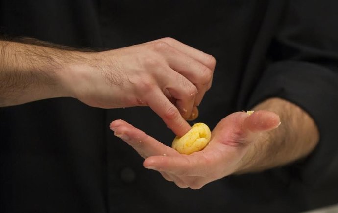 Cocinero cocinando una patata. Gastronomía. Chef. Alimentación. Alimentos.Comida