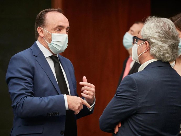 Los parlamentarios de Navarra Suma Javier Esparza (i) y Carlos Pérez-Nievas.