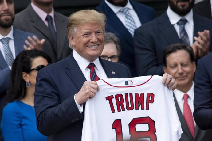 Donald Trump posa sonriente con una camiseta de los Boston Red Sox 