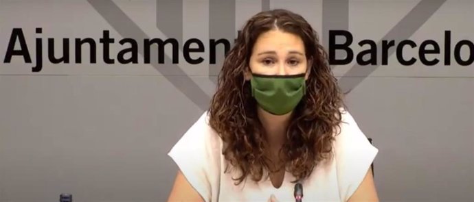 La teniente de alcalde de Derechos Sociales de Barcelona, Laura Pérez, en una rueda de prensa de balance de los Servicios Sociales municipales durante la pandemia de la Covid-19.