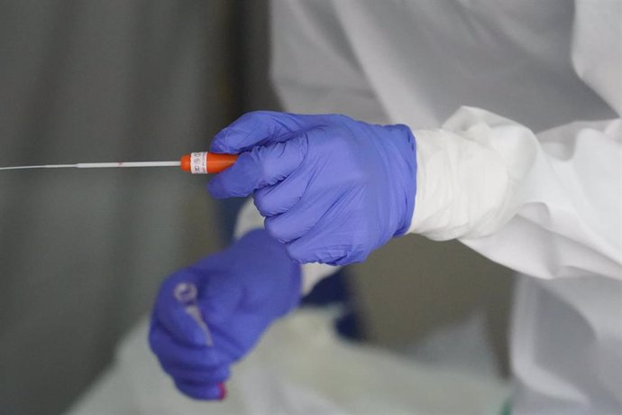 Barillas utilizadas por trabajadores sanitarios para realizar tests de Covid-19 en la zona habilitada en el Hospital de Basurto en Bilbao