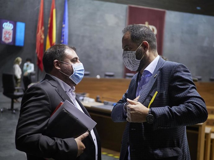 El presidente del Parlamento de Navarra, Unai Hualde (i), con el portavoz del PSN, Ramón Alzórriz.