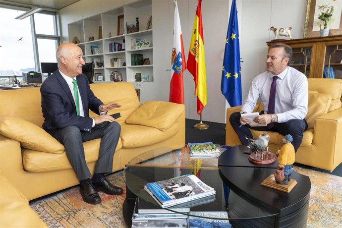 El consejero de Desarrollo Rural, Guillermo Blanco, se reúne con el alcalde de la Hermandad de Campoo de Suso, Pedro Luis Gutiérrez