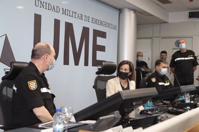 La ministra de Defensa, Margarita Robles, en una visita a la Unidad Militar de Emergencias (UME)