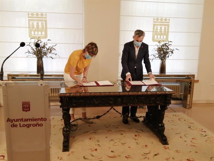 La teniente de alcalde, Eva Tobías Olarte, y el rector de la Universidad de La Rioja, Julio Rubio, firman la renovación con la Universidad de la Experiencia.