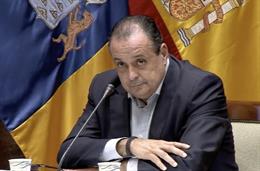 El consejero de Sanidad del Gobierno de Canarias, Blas Trujillo, en comisión parlamentaria