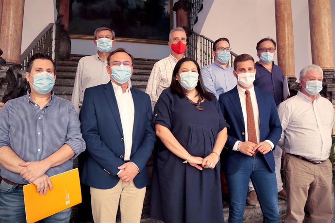 La presidenta de Iprodeco, Dolores Amo, tras la firma de convenios con los GDR