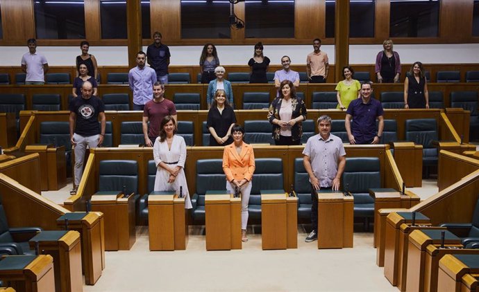 Los 21 parlamentarios vascos electos por EH Bildu han entregado este lunes sus credenciales en la Cámara de Vitoria,