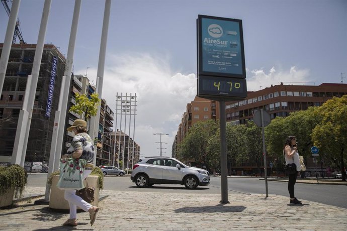 Termómetro marcando 47 grados durante la alerta naranja por altas temperaturas. En Sevilla (Andalucía, España), a 23 de junio de 2020.