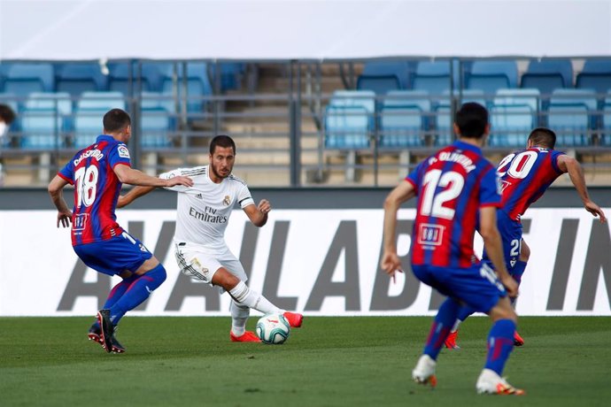 Sebastián Cristóforo intenta robar el balón a Eden Hazard en el Real Madrid-Eibar de LaLiga Santander 2019-2020