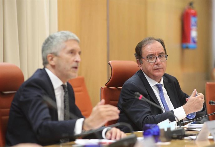 El ministro del Interior, Fernando Grande-Marlaska (i) durante la presentación del informe sobre delitos de seguridad vial y su incidencia en el ámbito penitenciario, en la sede de la DGT, en Madrid