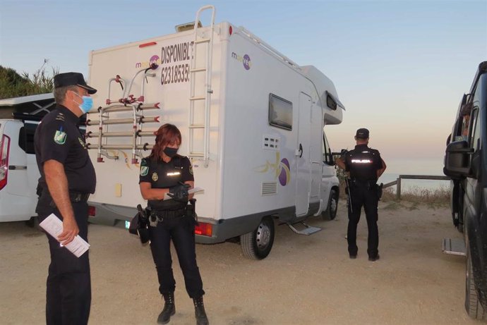 Policías multando por acampada ilegal en Tarifa