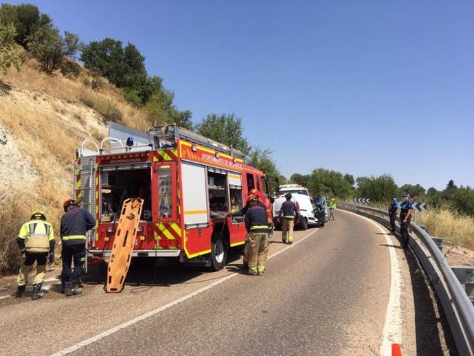 Imagen de la intervención de los Bomberos en la carretera de Fuensaldaña tras colisionar una furgoneta y una grúa.