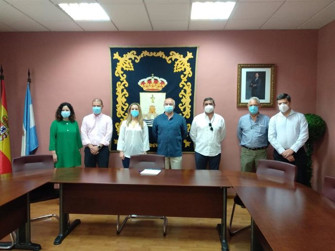 La alcaldesa de Alcalá de Guadaíra, Ana Isabel Jiménez, en el centro, y miembros de la entidad benéfica 'Ropero del Socorro'.