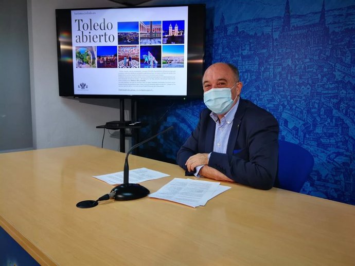 El edil de Turismo de Toledo, Francisco Rueda, presenta en rueda de prensa las nuevas iniciativas.