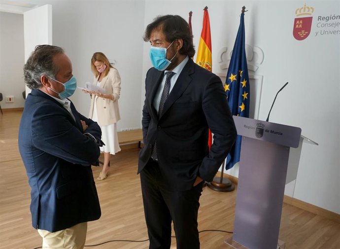 El consejero de Empleo, Investigación y Universidades, Miguel Motas, junto al presidente de la Fundación Universidad Empresa, Antonio Ballester, durante el anuncio del convenio de ENAE.