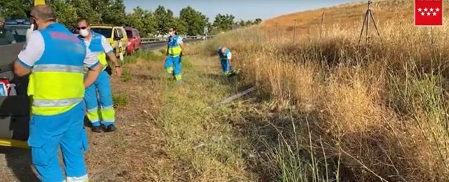 Efectivos del SUMMA 112 en la cuneta donde han sido localizadas una mujer fallecida y una joven herida grave.