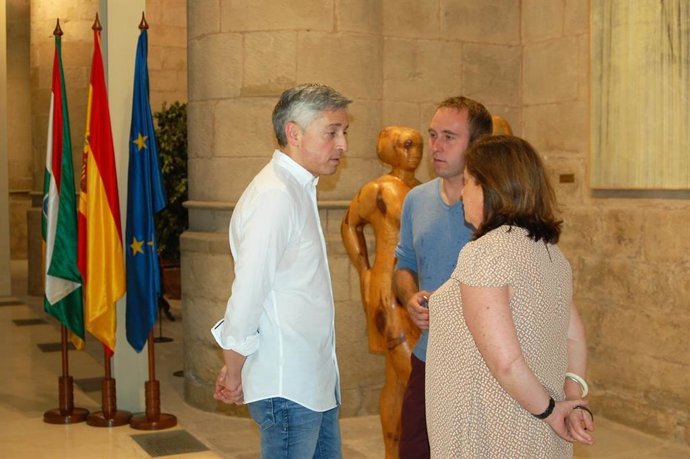 El secretario general del PSOE, Francisco Ocón; la diputada de IU Henar Moreno; y el coordinador general de IU, Diego Mendiola tras el pacto de gobernabilidad firmado en 2019 entre el PSOE e IU