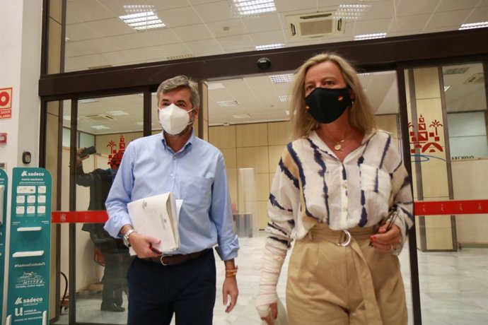 La primera teniente de alcalde y delegada de Turismo en el Ayuntamiento de Córdoba, Isabel Albás (Cs), y el delegado de Presidencia, Miguel Ángel Torrico (PP)