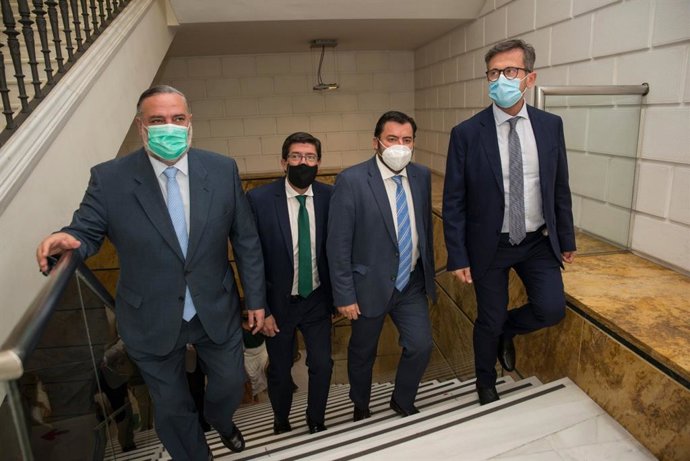 El vicepresidente de la Junta y consejero de Turismo, Regeneración, Justicia y Administración Local, Juan Marín, ha firmado este lunes en Granada con responsables de las ocho diputaciones provinciales el convenio para la financiación del PFEA