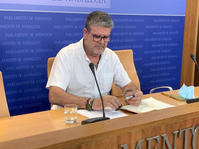 El portavoz de Empleo de la confluencia, Nacho Molina, en rueda de prensa