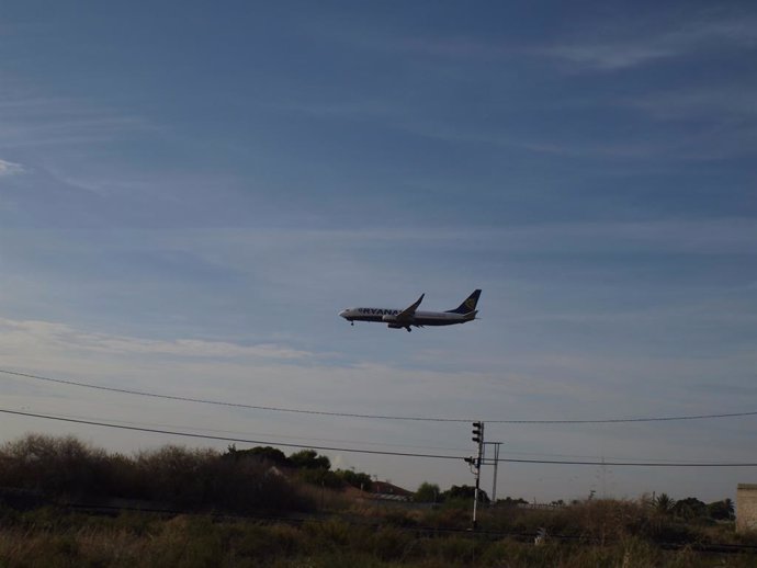 Un aparato de Ryanair toma tierra en el aeropuerto de Alicante-Elche, de archivo.