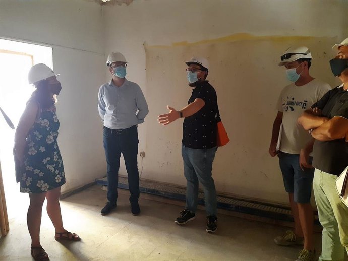 El alcalde de Palma, José Hila, y la concejala de Modelo de Ciudad, Vivienda Digna y Sostenibilidad, Neus Truyol, en las obras de rehabilitación de los edificios de la calle Aragón