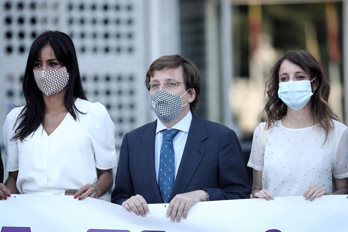 La vicealcaldesa de Madrid, Begoña Villacís; el alcalde de la capital, José Luis Martínez-Almeida; y la concejala delegada de Cultura en el Ayuntamiento de Madrid, Andrea Levy, participan en el minuto de silencio por una víctima de violencia de género.