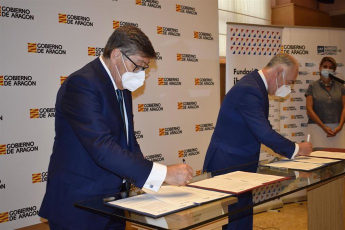El vicepresidente y consejero del Gobierno de Aragón, Arturo Aliaga, y el director general de Fundación Ibercaja, José Luis Rodrigo, firman dos convenios de colaboración.