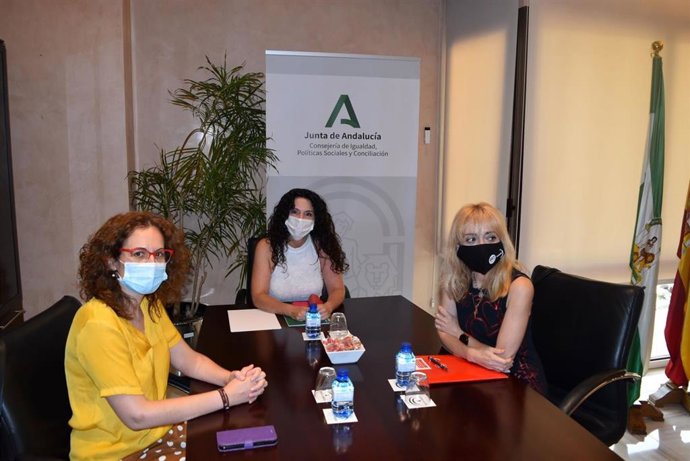 Imagen de este lunes del encuentro de las secretarias generales de CCOO-A, Nuria López, y de UGT-A, Carmen Castilla, con la consejera de Igualdad, Rocío Ruiz.
