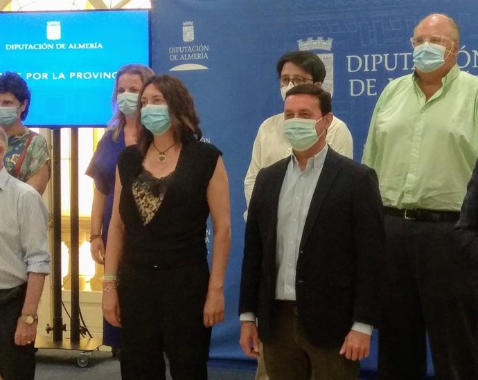 La secretaria general del PP-A, Loles López, y el presidente de la Diputación de Almería, Javier Aureliano García