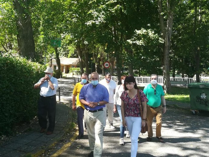 La portavoz de Ciudadanos en la Junta General, Laura Pérez Macho, visita la ciudad de vacaciones de Perlora.