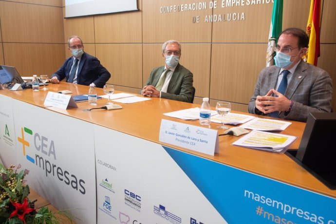 El consejero de Economía, Rogelio Velasco, y el presidente de la CEA, Javier González de Lara, este lunes en la presentación de un Barómetro de Percepción de la Empresa Andaluza.