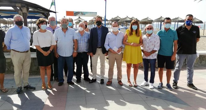 El secretario general del PSOE de Málaga, José Luis Ruiz Espejo, en el encuentro en Torremolinos con representantes del sector de playa y autoridades locales.