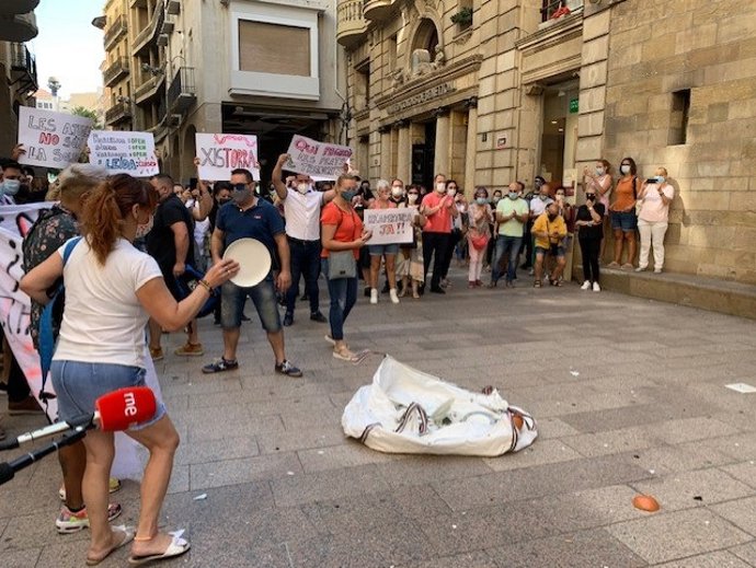 Protesta de hosteleros de Lleida delante del Ayuntamiento del jueves 23 de julio de 2020. 