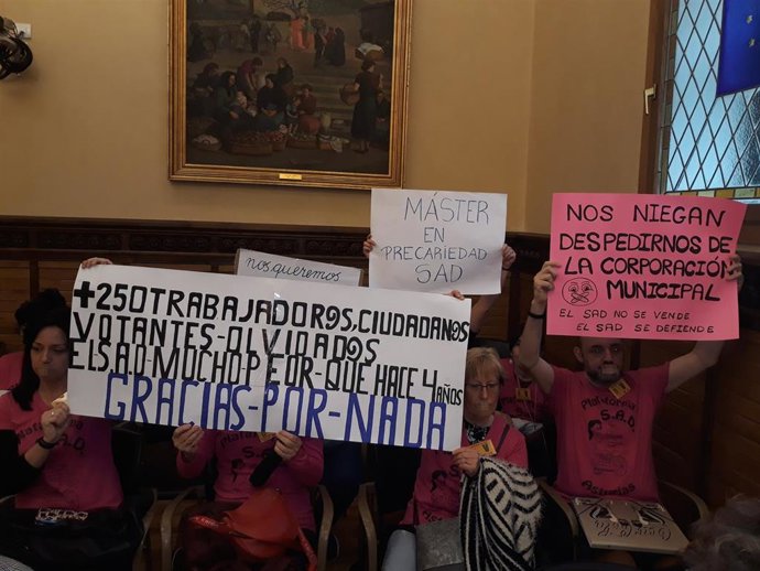 Trabajadoras del SAD protestan durante el Pleno Municipal de Gijón, en 2019