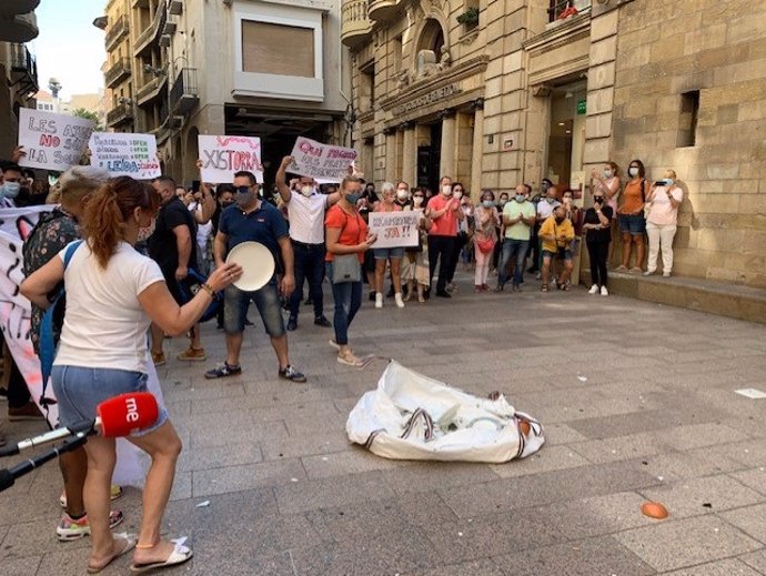 Protesta d'hostelero de Lleida davant de l'Ajuntament del dijous 23 de juliol de 2020. 