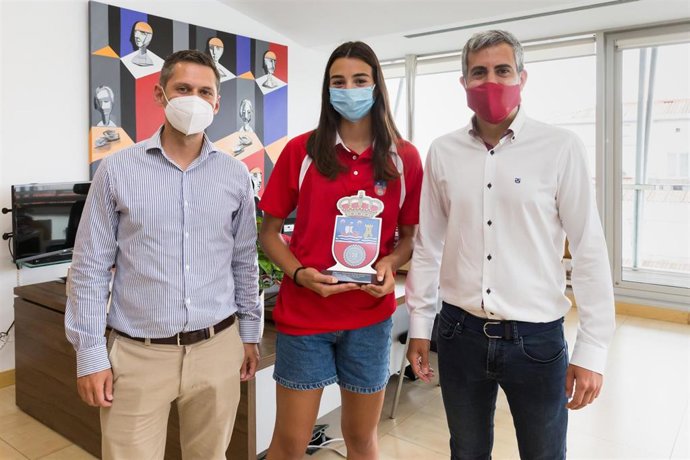 La jugadora de voley playa Ana Vergara junto al vicepresidente de Cantabria, Pablo Zuloaga (derecha) y al director general de Deportes, Mario Iglesias (izda)