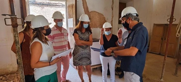 La presidenta del Consell, Catalina Cladera, en su viista a Santanyí.