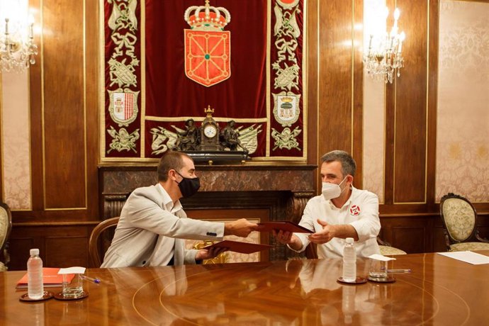 El consejero de Políticas Migratorias y Justicia, Eduardo Santos, y el presidente de la ONG Salvamento Marítimo Humanitario, Iñigo Mijangos, firman un convenio.