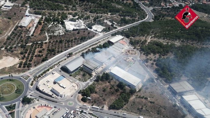 Incendio en la zona del polígono La Alberca de La Nucia.