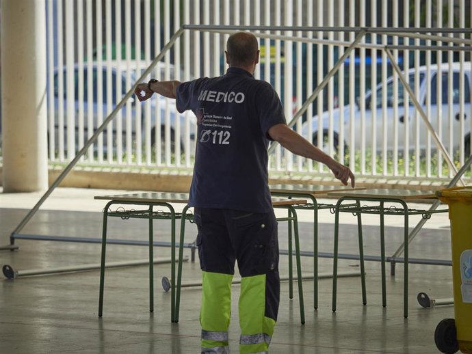 Un médico ordena las inmediaciones del Instituto de Educación Secundaria de Mendillorri la zona donde realizarán durante esta tarde pruebas PCR de diagnóstico de COVID-19