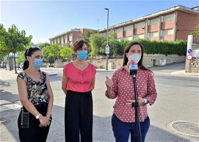 La delegada de Fomento, Infraestructuras, Ordenación del Territorio, Cultura y Patrimonio Histórico, Cristina Casanueva (dcha.), en su visiita a Priego de Córdoba